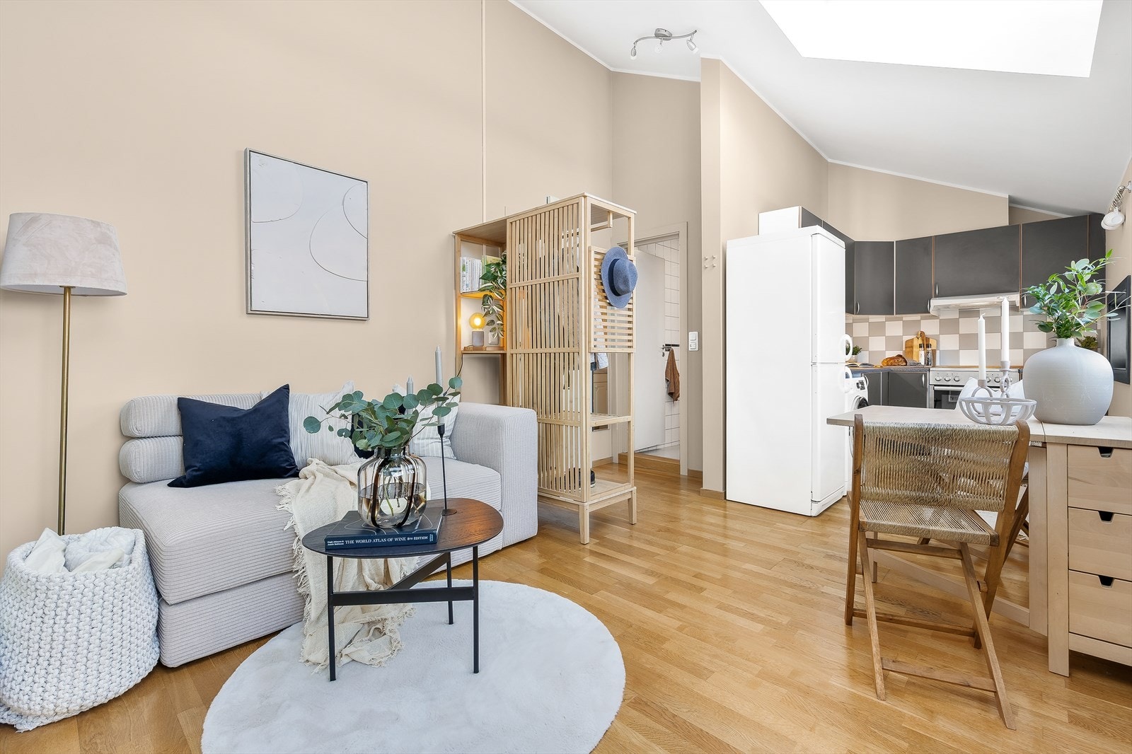 Leiligheten måler 28 m², er svært godt utnyttet og har en takhøyde på opptil 3,74 m som gir en luftig og behagelig romfølelse. Galleribilde