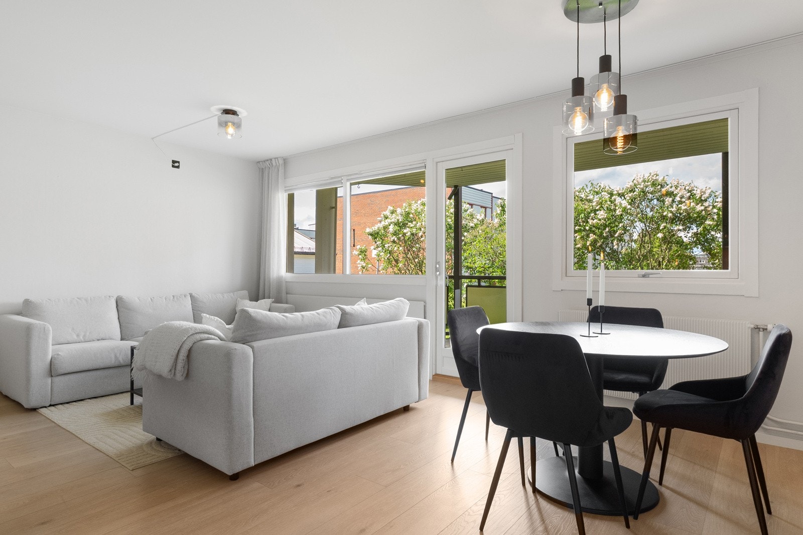 Fra stuen er det utgang til overbygget veranda. Galleribilde