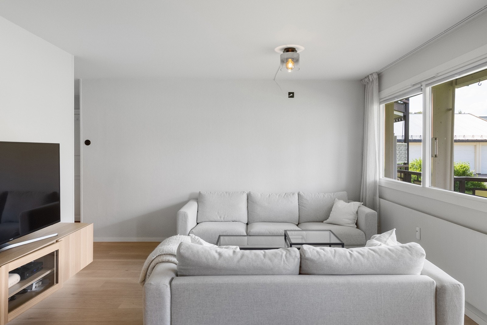 Lys stue med plass til både sofa og spisebord. Galleribilde