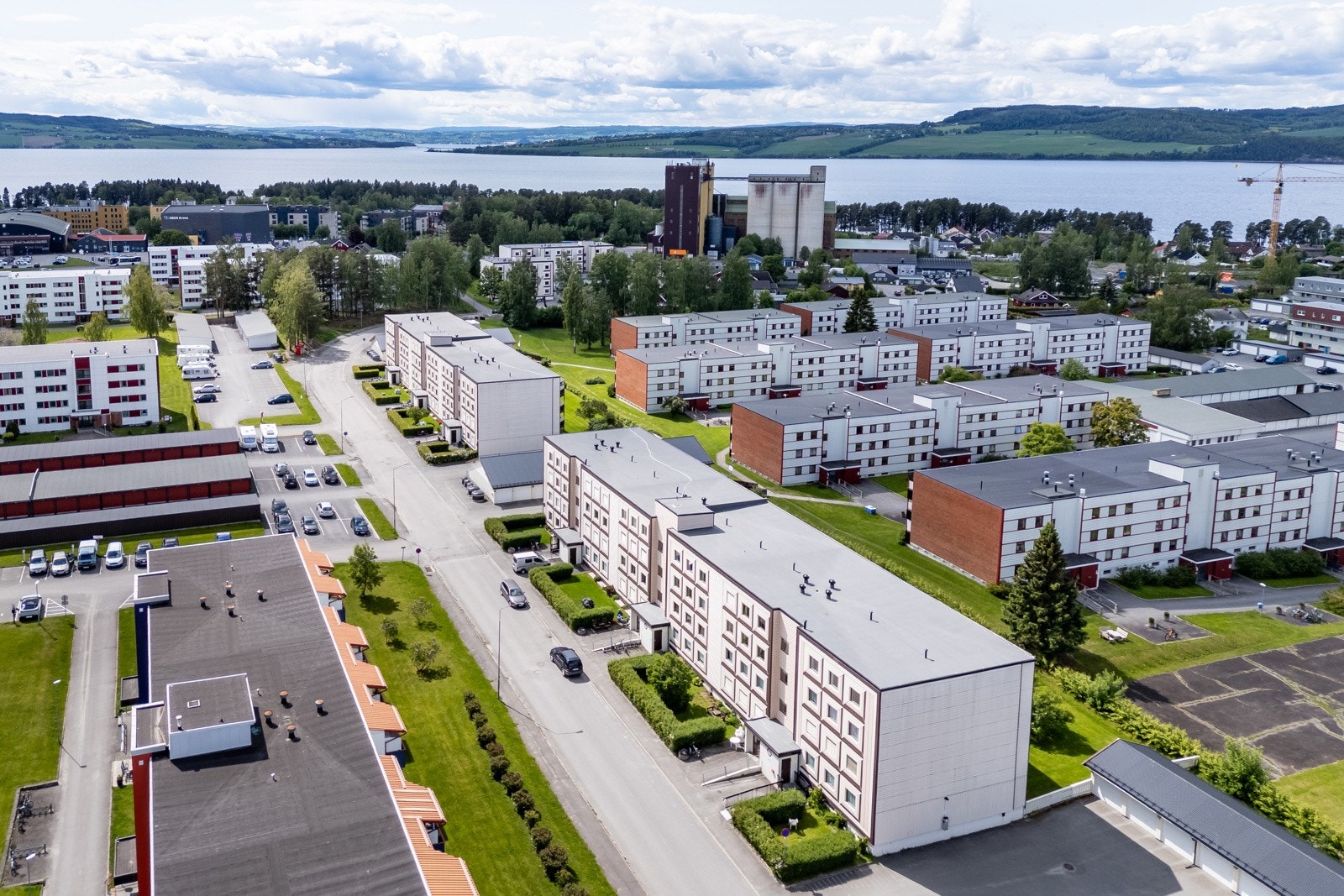 Her bor du i et etablert område med kort vei til både dagligvare, turområder & offentlig transport. Galleribilde