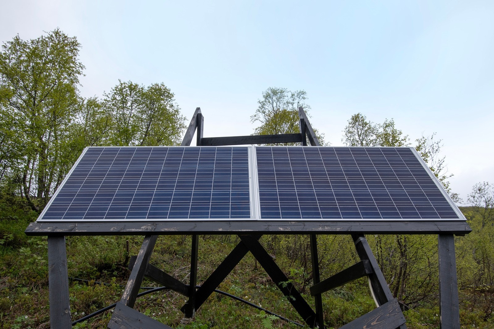 Hytten har strømforsyning gjennom solcellepanel. Galleribilde