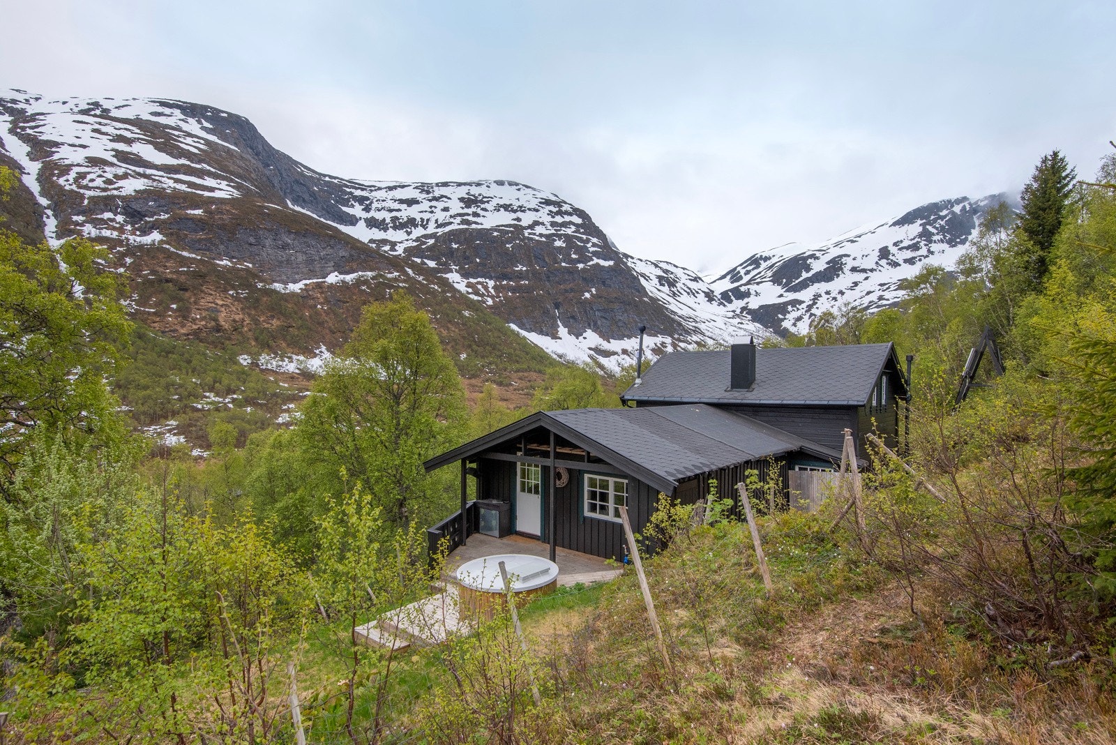 Hytten ligger flott til i åpent terreng med en nydelig utsikt til det naturskjønne landskapet. Galleribilde