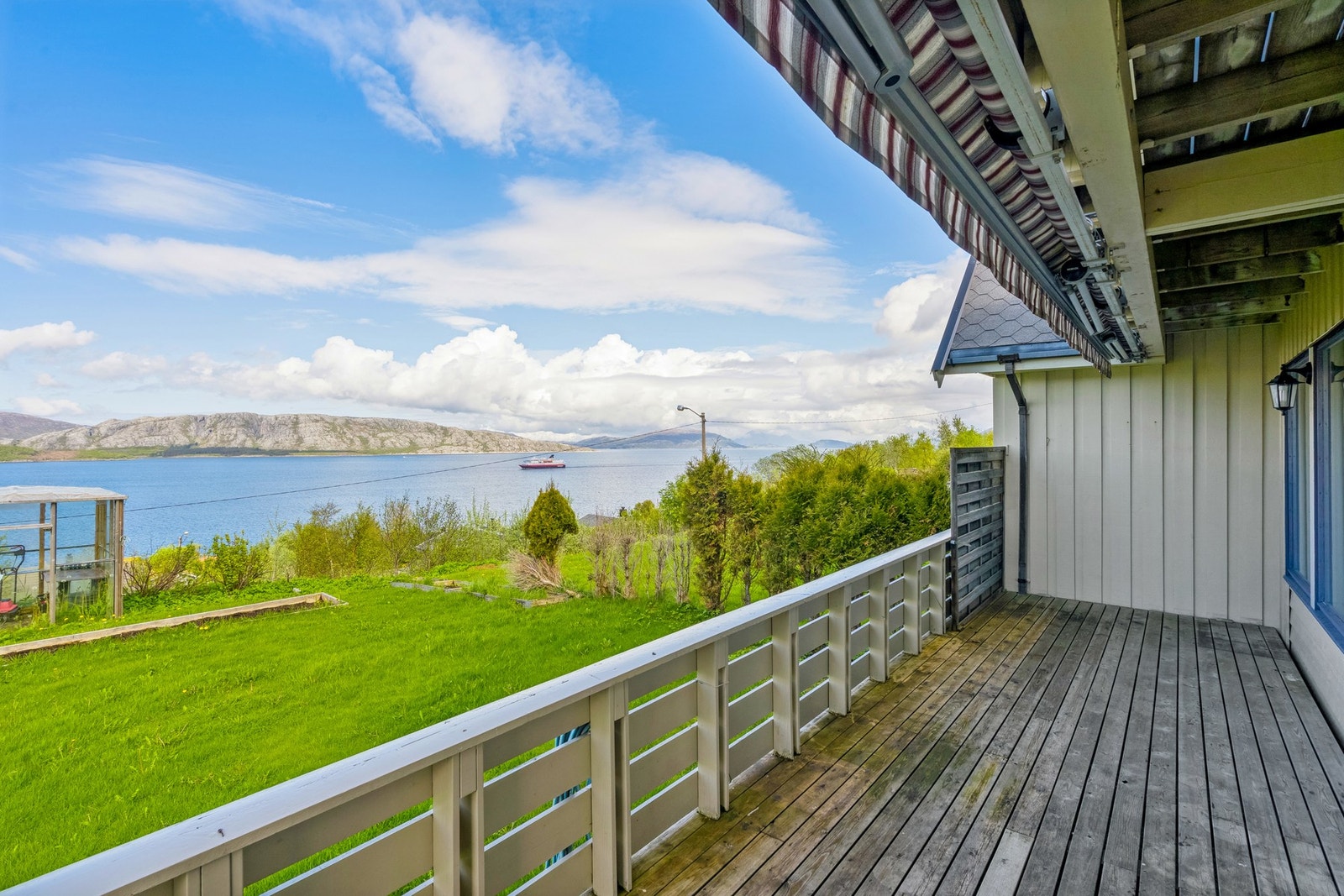 Boligen har overbygd terrasse vendt mot vest- Panoramautsikt mot Alstenfjorden Galleribilde