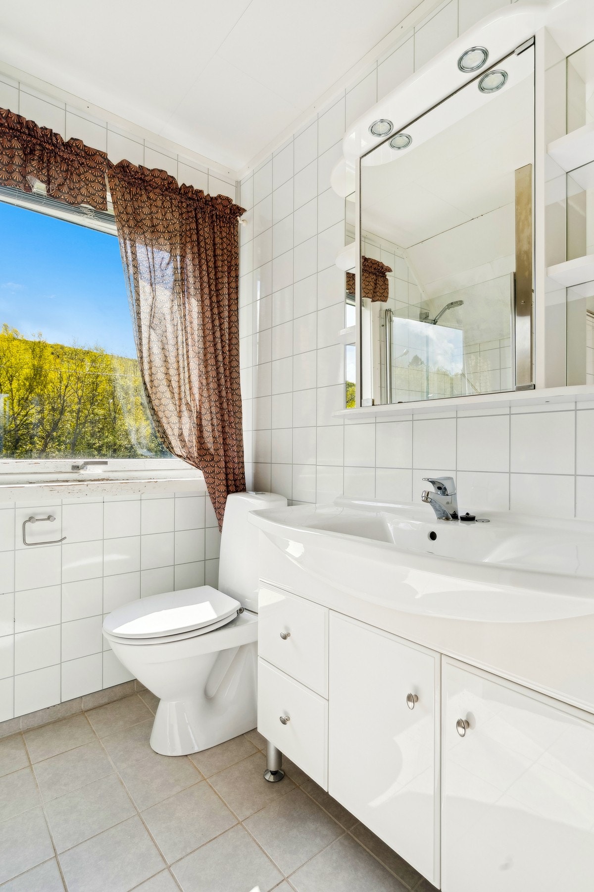 En må forvente en større oppgradering av badet for at det skal kunne imøtekomme normal bruk etter dagens krav Galleribilde