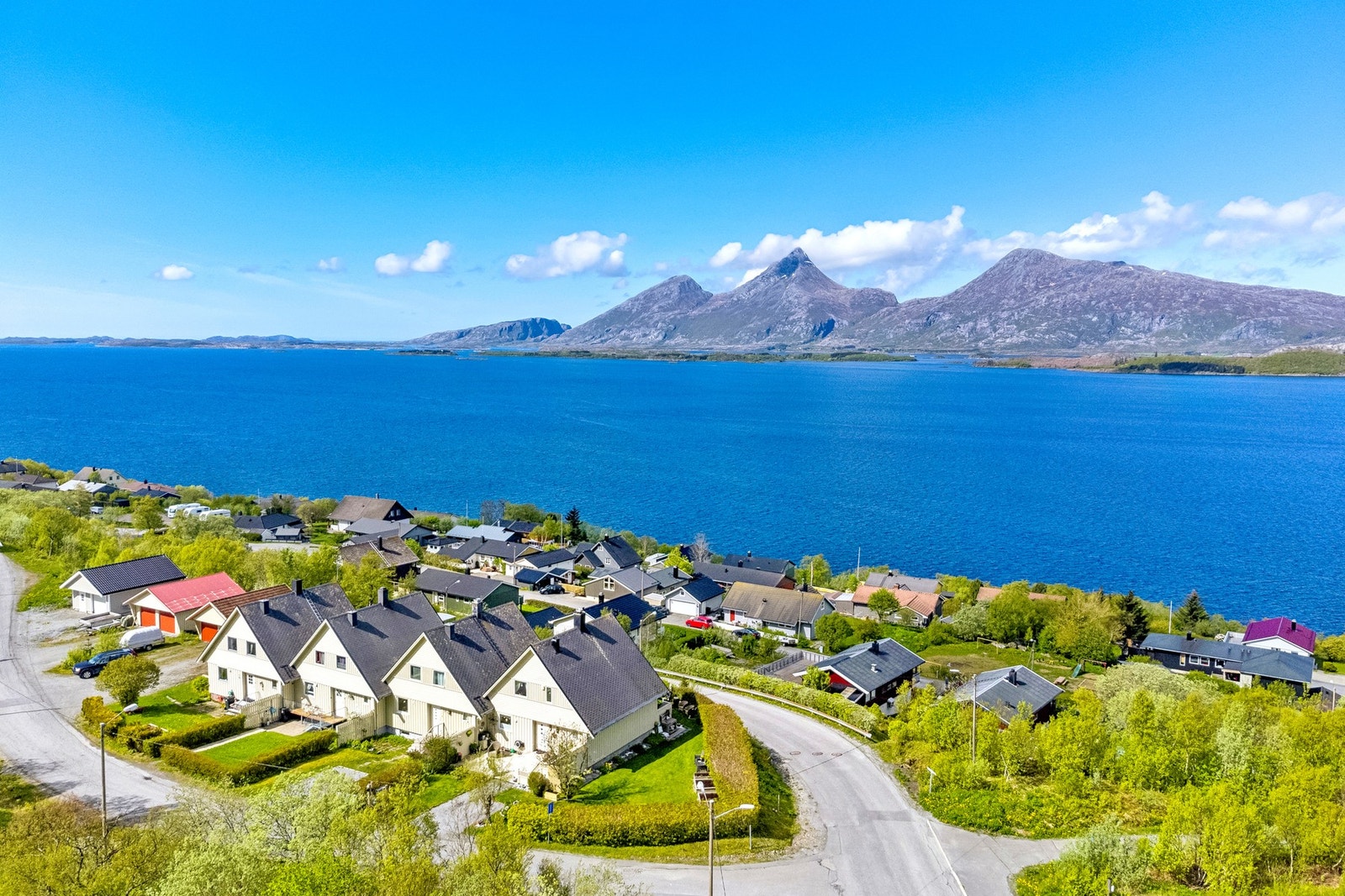 Dronefoto over eiendommen, med utsikt mot Dønnamannen Galleribilde