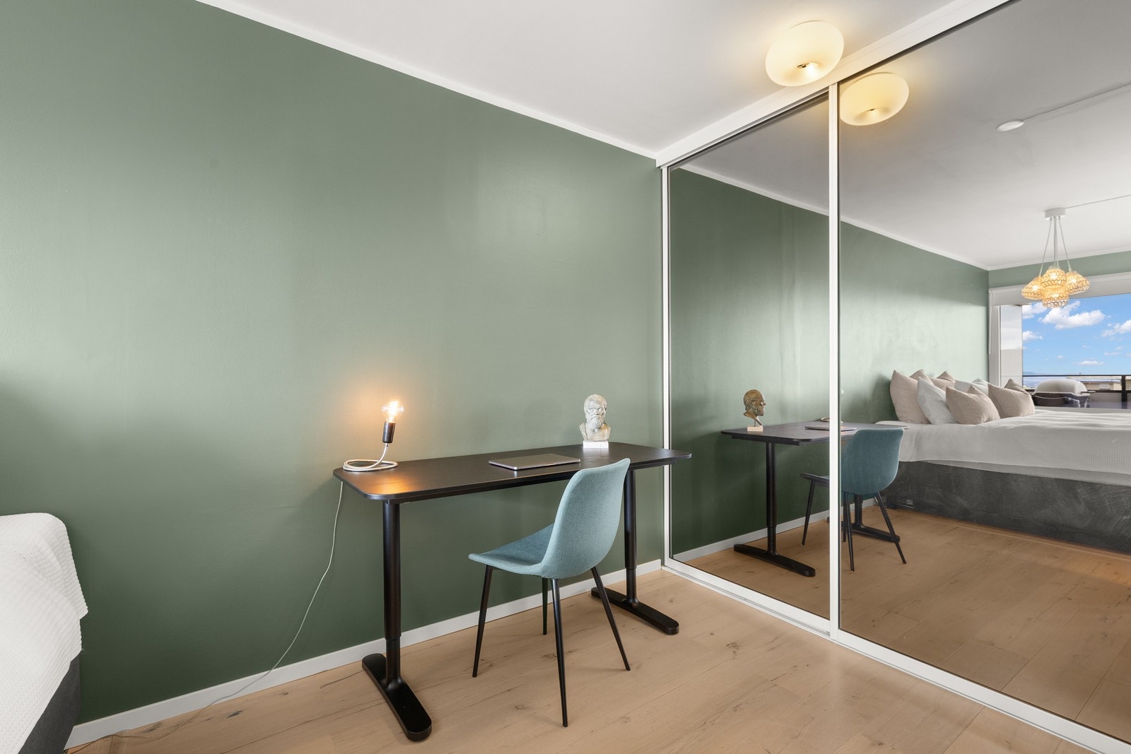 God plass til dobbeltseng, skyvedørsgarderobe, nattbord og kontorpult. Galleribilde