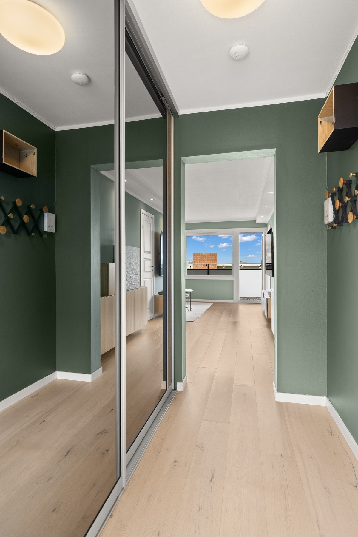Entré med praktisk 2-dørs skyvedørsgarderobe. Galleribilde