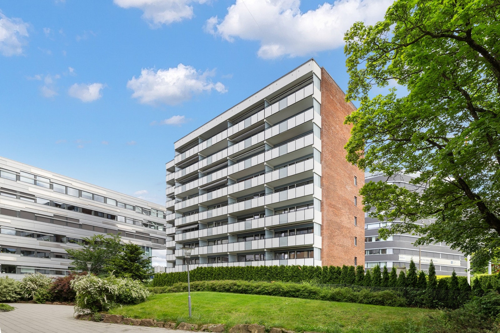 Borettslaget disponerer 22 parkeringsplasser på tomten. Disse kan leies etter ventelisteprinsippet. Det er også to gjesteparkeringsplasser. Galleribilde