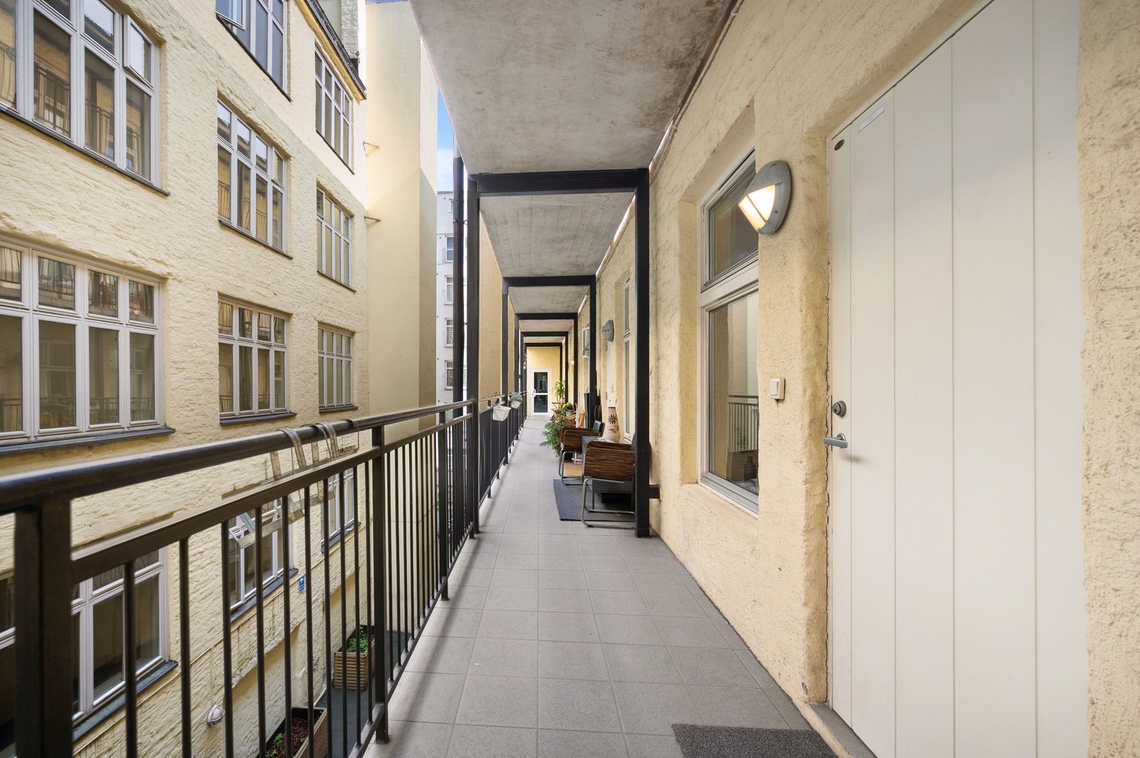 Svalgang med god plass til utemøblement Galleribilde