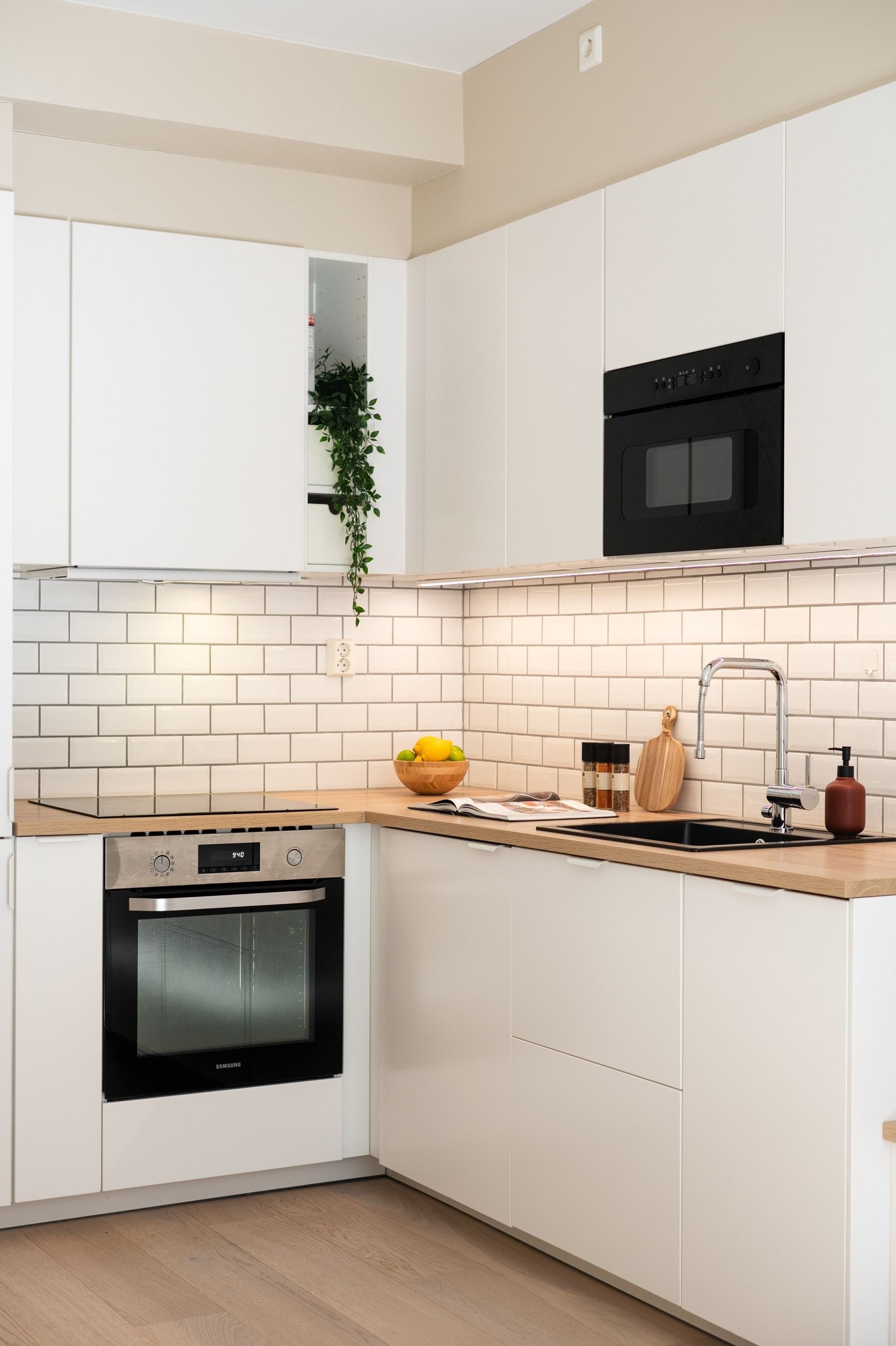 Flott kjøkken med mye skap- og benkeplass. Galleribilde