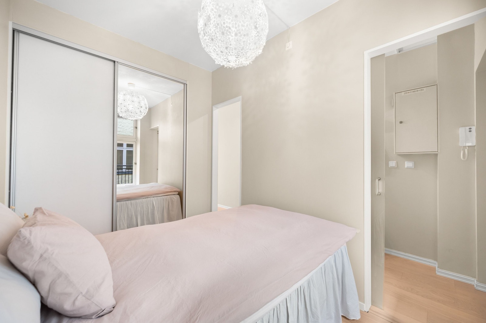 Stort garderobeskap med mye oppbevaringsplass. Galleribilde