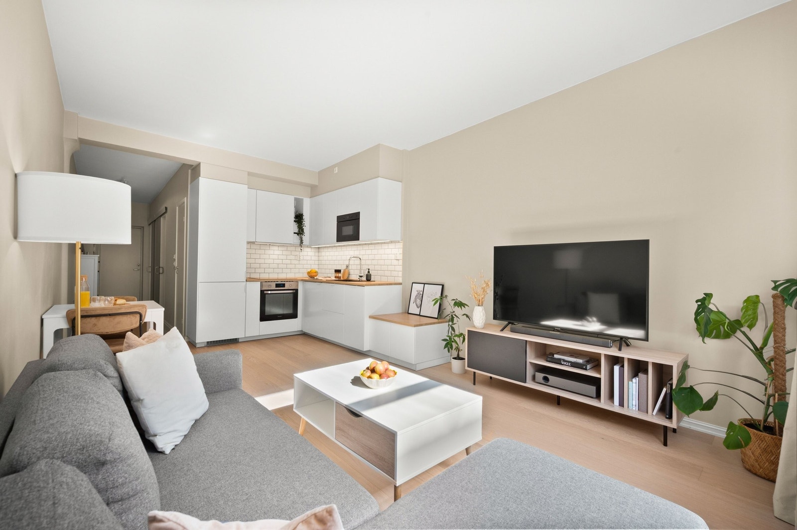 Stuen er lys og luftig med naturlig plass for sofaseksjon, tv-bord og tilhørende møblement. Galleribilde