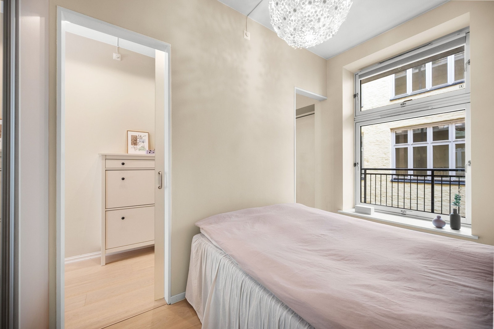 Soverommet vender ut mot rolig bakgård. Galleribilde