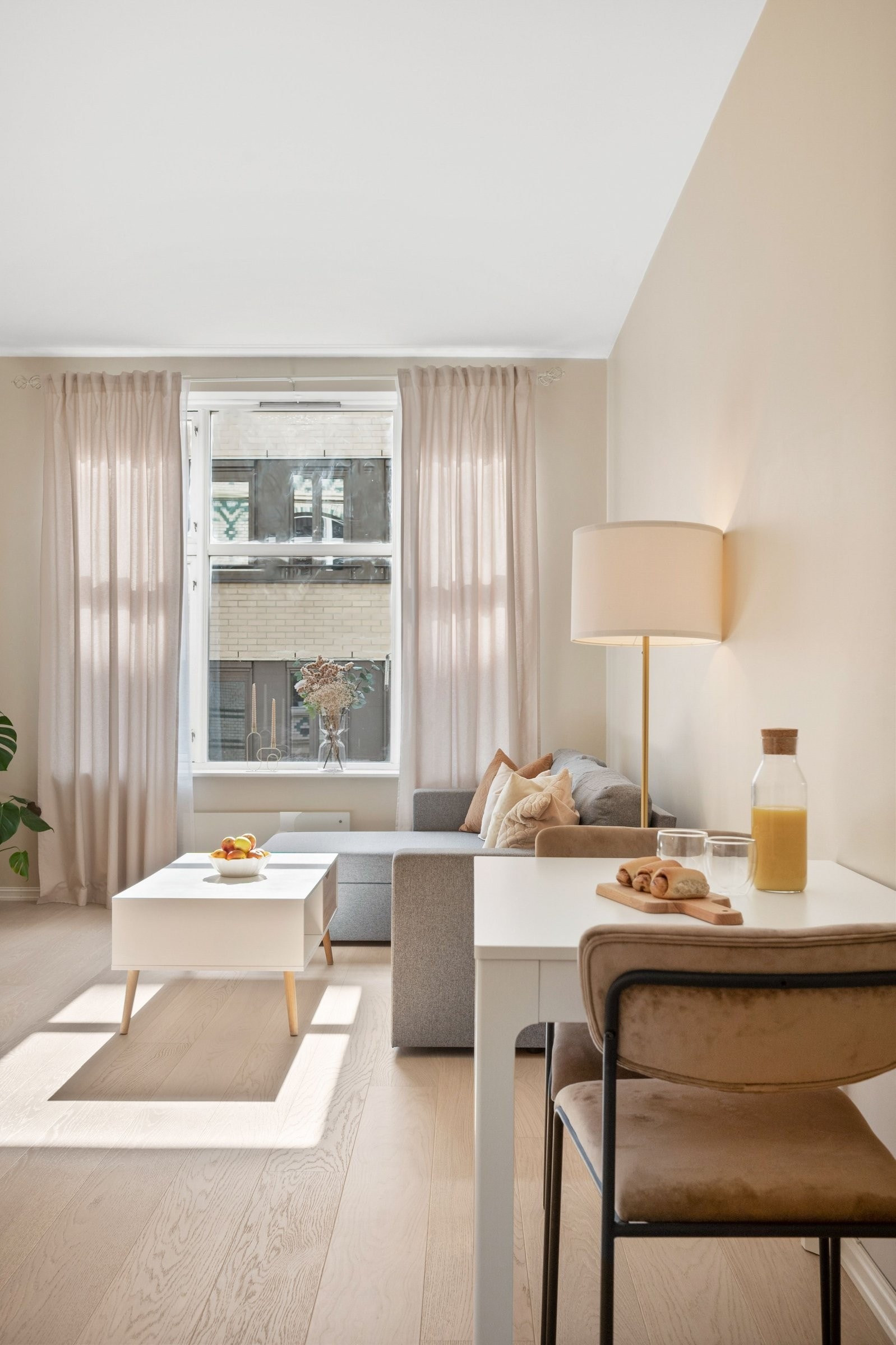 Store vindusflater bidrar til rikelig med naturlig lys hele dagen. Galleribilde