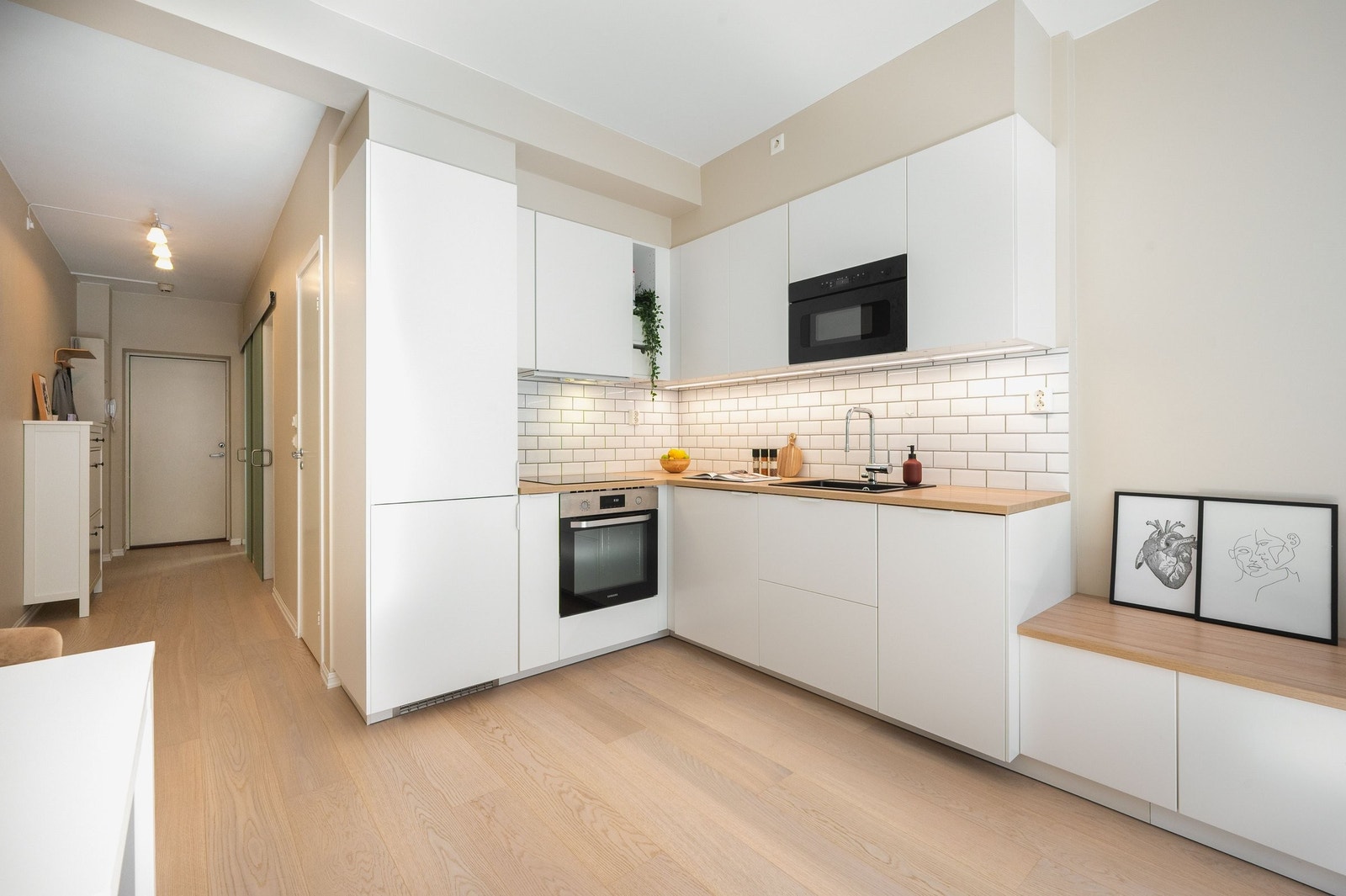 Romslig åpen stue- og kjøkkenløsning. Galleribilde