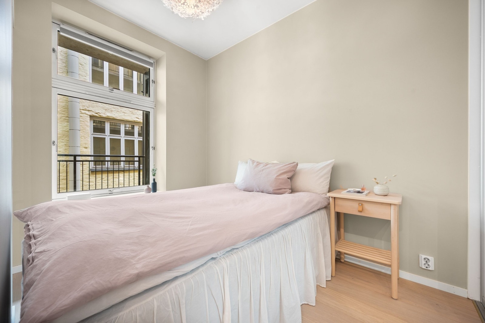 Romslig soverom med god plass til dobbeltseng og tilhørende møblement. Galleribilde