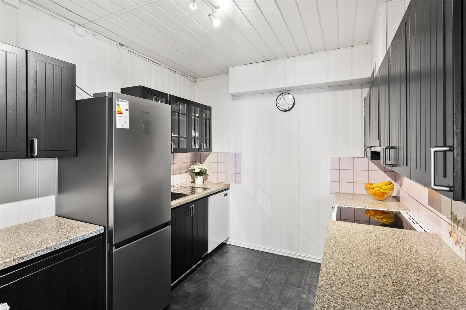 Det er også fliser mellom over og underskap. Galleribilde