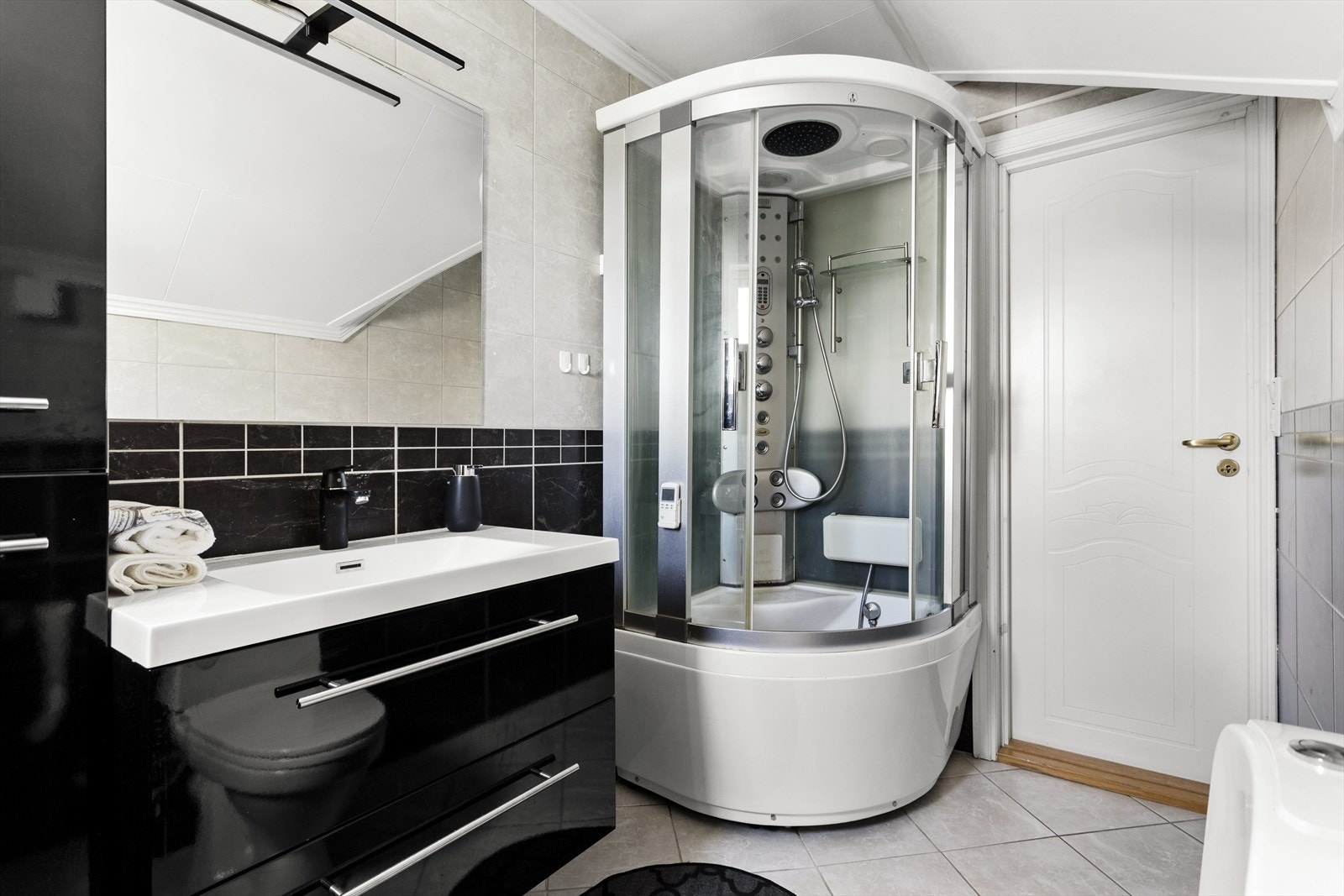 Innredningen er her bestående av et underskap/sideskap, servant, speil og armatur med stikk og et dusjkabinett. Galleribilde