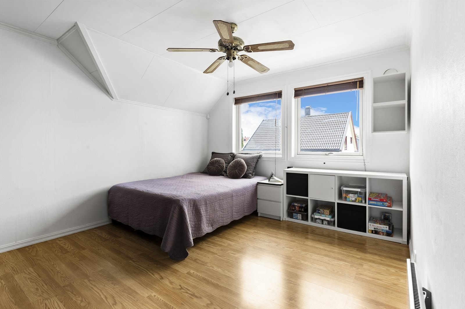 Stort og romslig soverom i lyse og behagelige overflater. Galleribilde