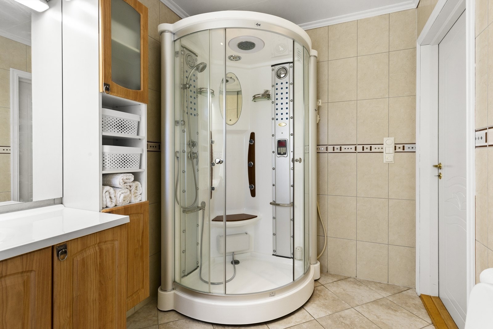 Innredningen består av et underskap/sideskap, servant, speil og armatur med stikk og et dusjkabinett. Galleribilde