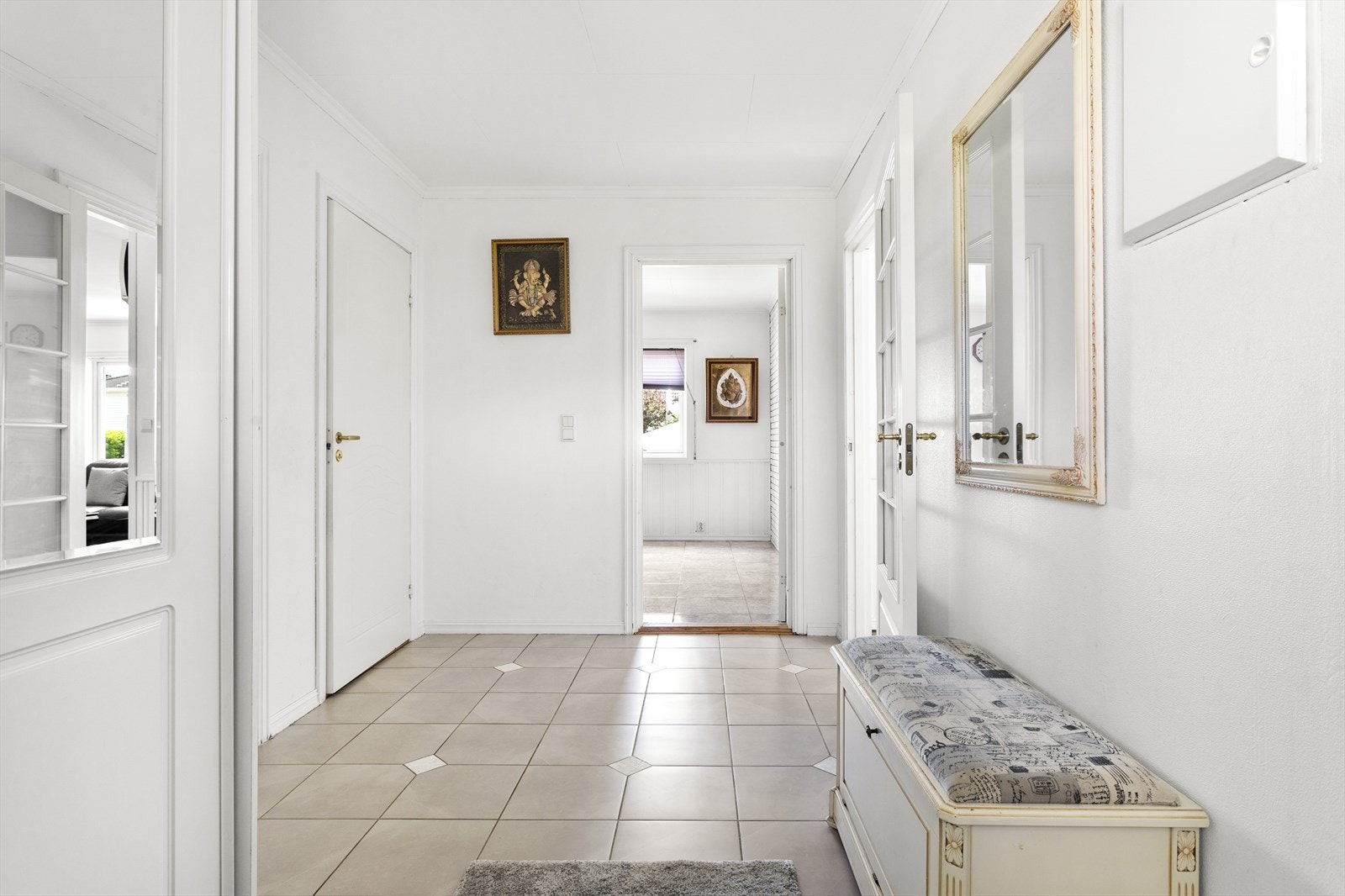 I tillegg til garderobeskapet er det også en bod på venstre hånd for ytterligere oppbevaring. Galleribilde