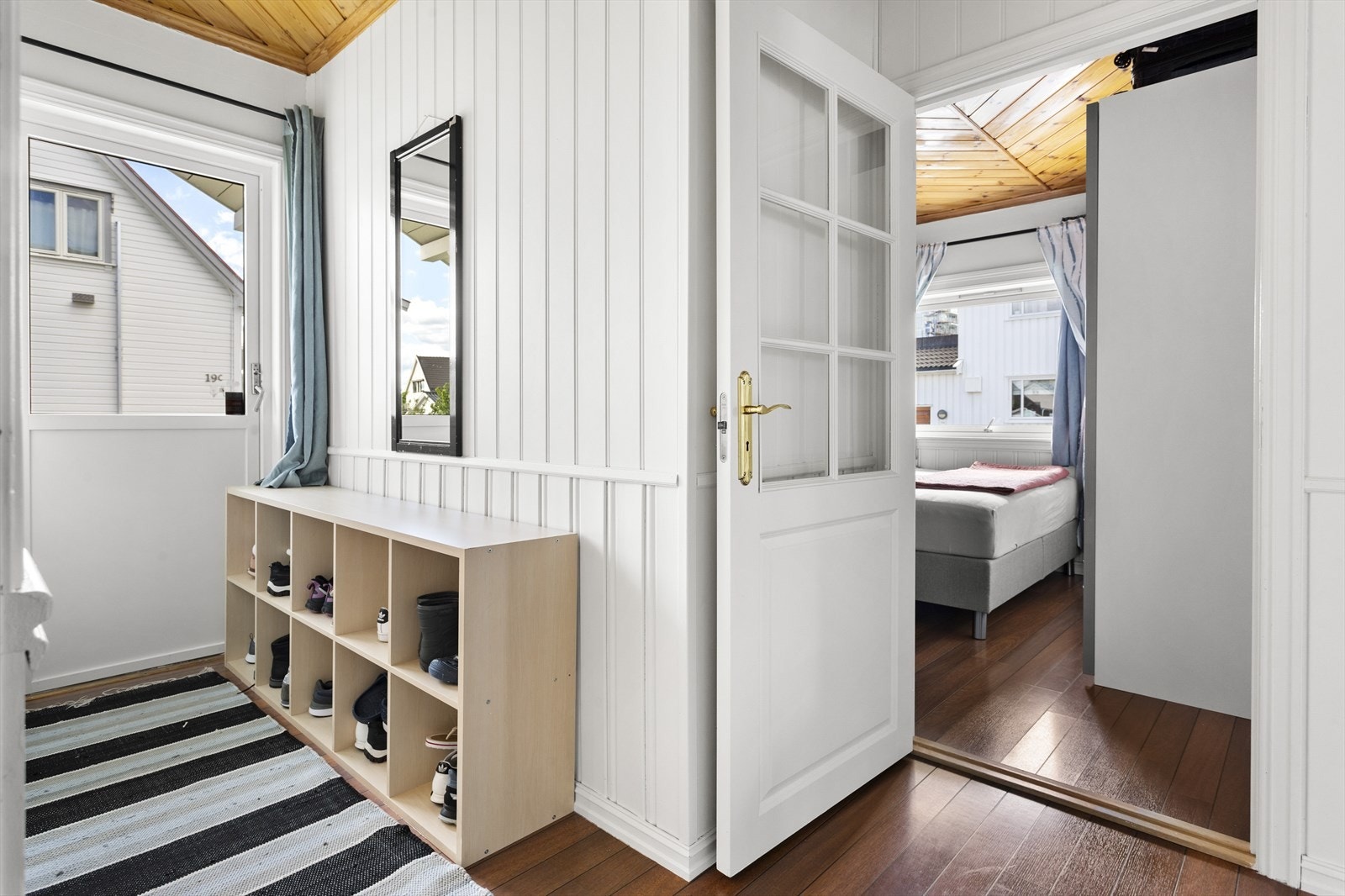 Det er også et inngangsparti på baksiden hvor det er gode muligheter til å plassere og henge fra seg yttertøy. Galleribilde