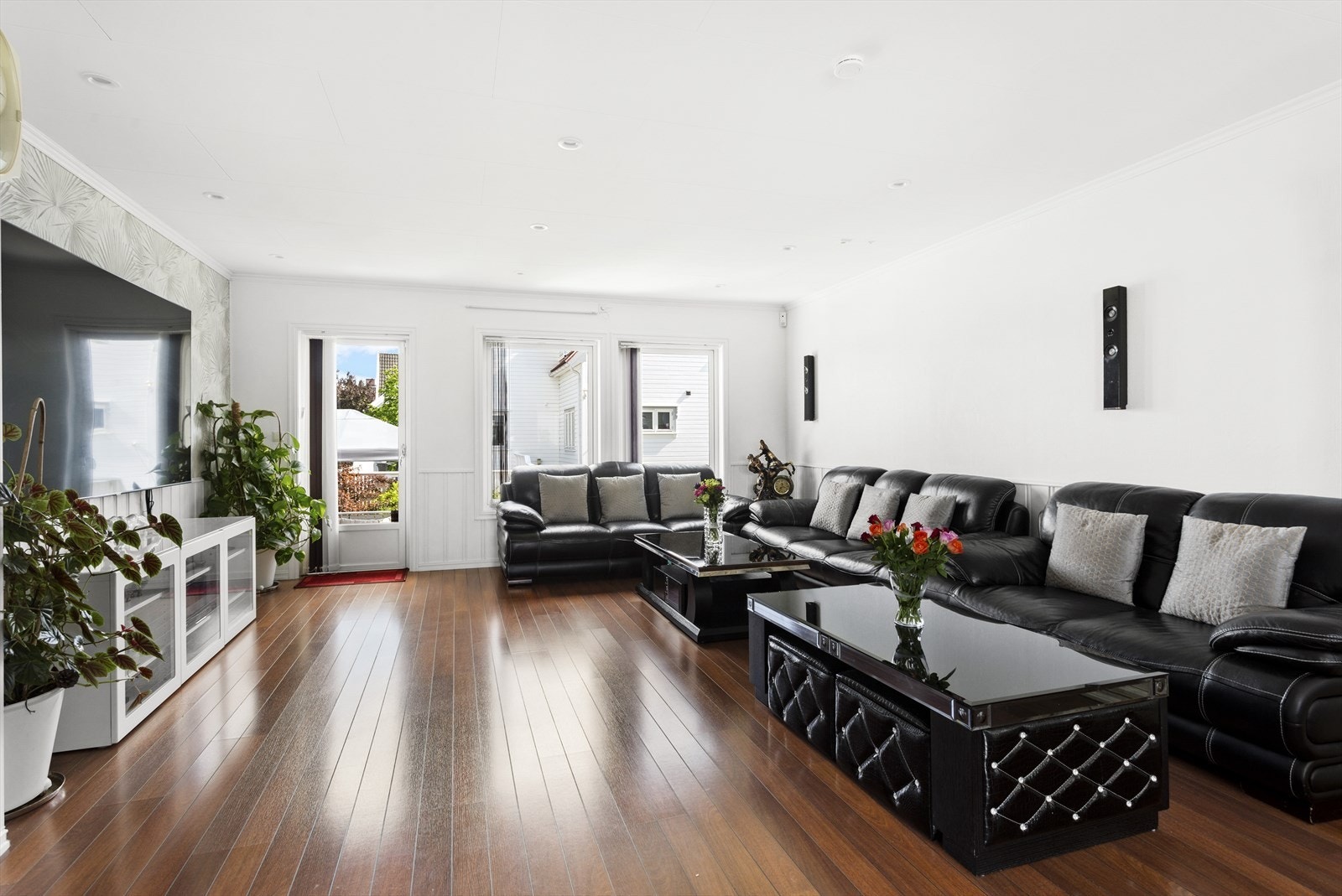 Stuen har flere og store vindusflater som sørger for rikelig med innslipp av naturlig sollys. Galleribilde