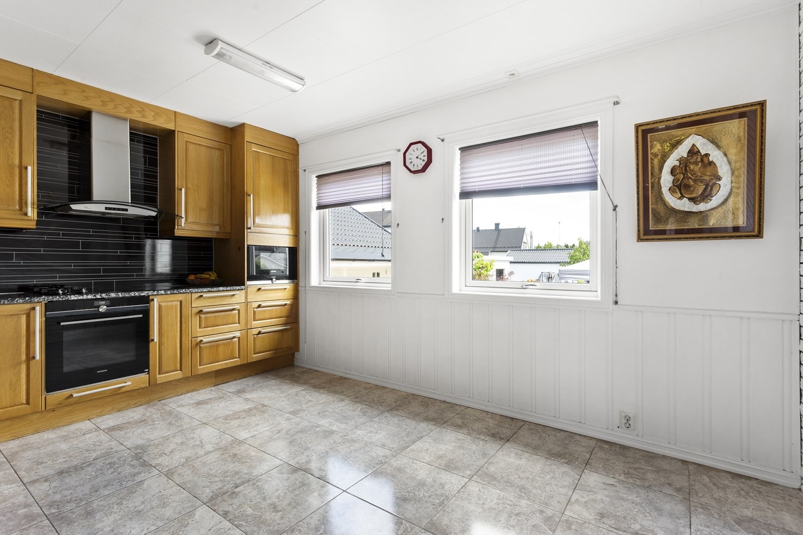 Det er montert en integrert oppvaskmaskin, integrert komfyr og nedfeltplatetopp med gasstopp og tilkoblet en ventilator over kokeplass. Galleribilde