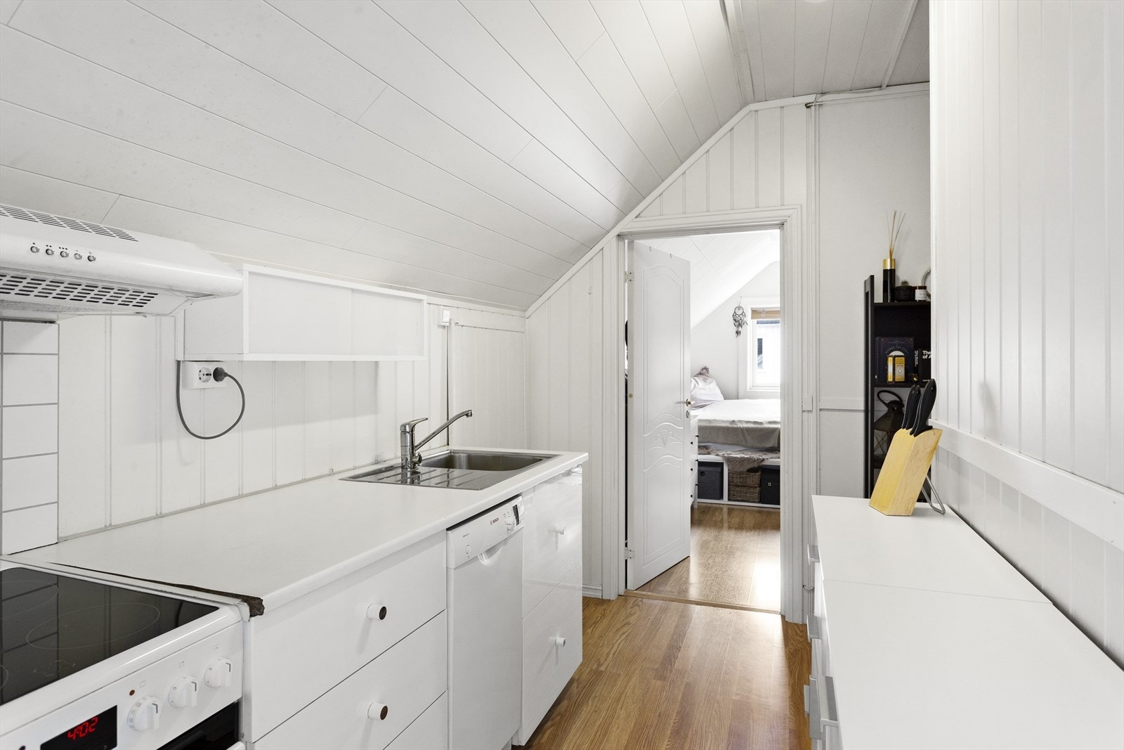 Det er her også opplegg for oppvaskmaskin, komfyr og det er tilkoblet en ventilator(kullfilter) over kokeplass. Galleribilde