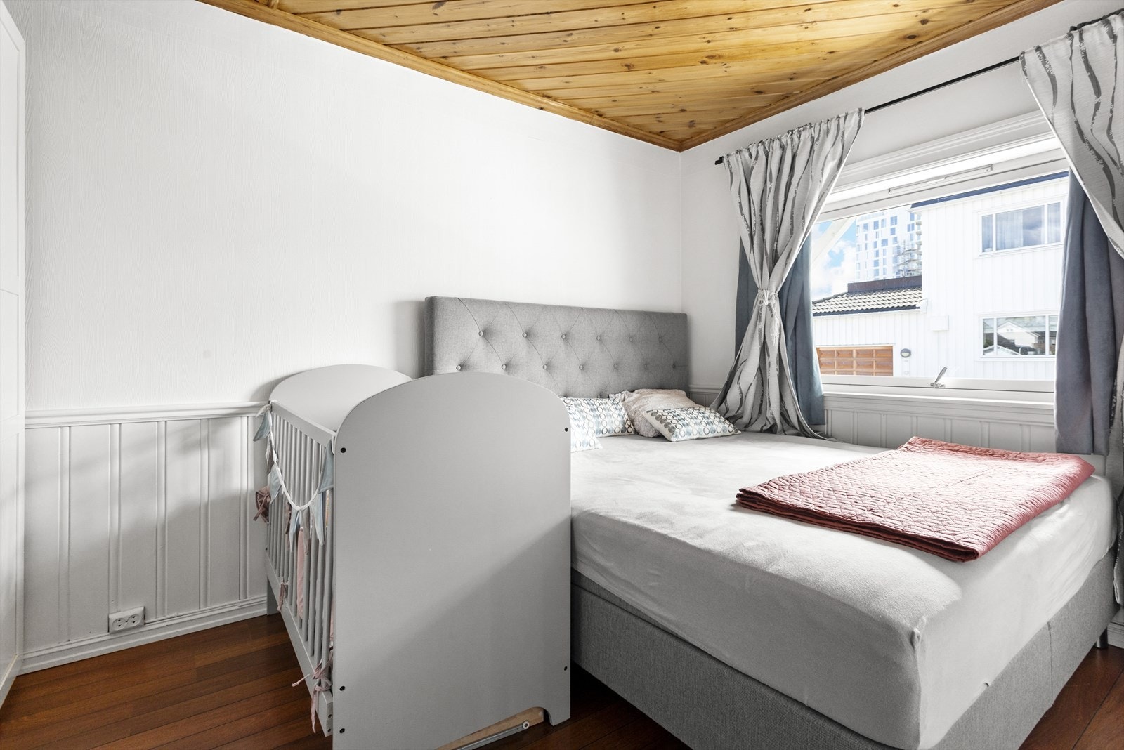 Det befinner seg ett flott soverom i den første etasjen samt og to gode soverom i boligens 2. etasje. Galleribilde