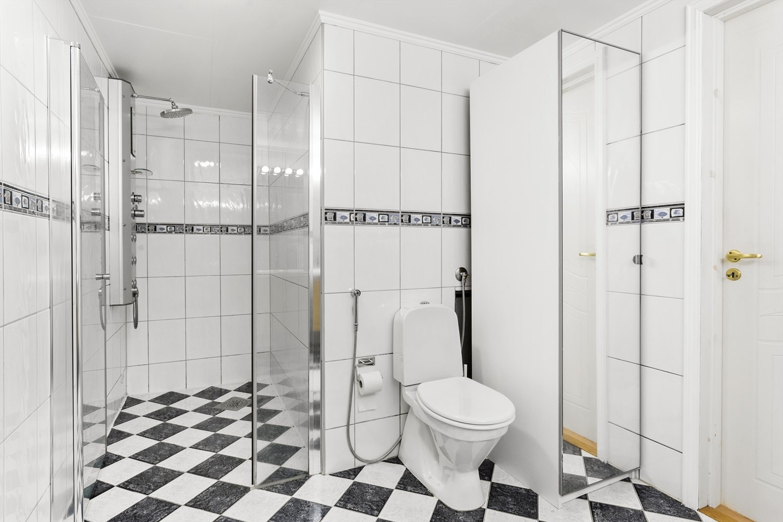 Innredningen består av et underskap/sideskap, servant, speil, lys, stikk på vegg og en dusjsone med dusjing direkte på gulv og vegg. Galleribilde