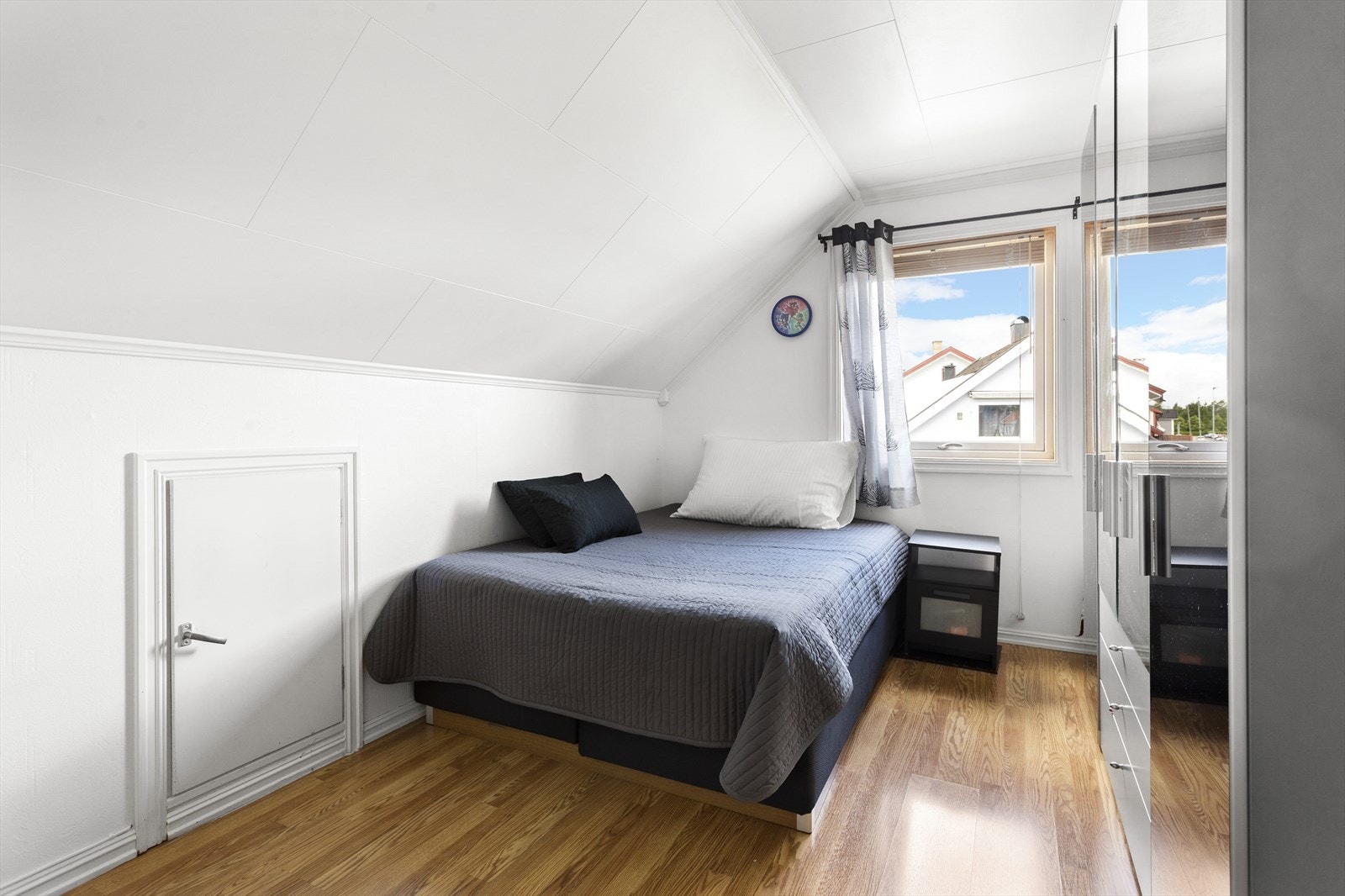 Alle rommene er malt i hvitt noe som gir en behagelig og lys atmosfære i rommene. Galleribilde