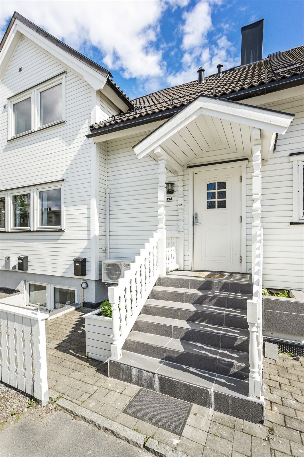 19A har et flott og innbydende flisbelagt inngangsparti. Galleribilde