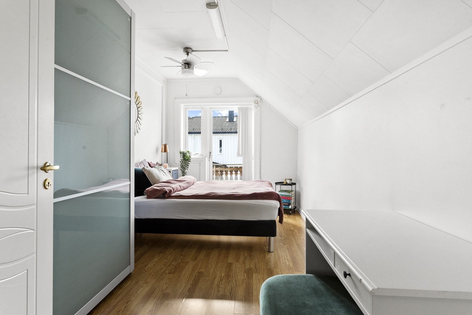 Soverommene i den andre etasjen har også svært gode innredningsmuligheter med både senger og garderobeskap. Galleribilde