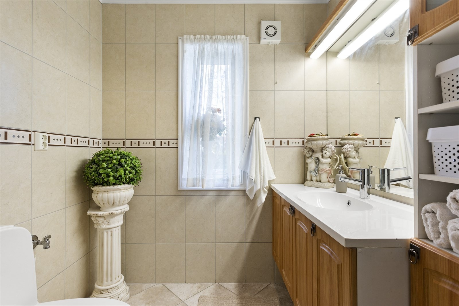 Her er det også opplegg for vaskemaskin/tørketrommel samt tilkoblet et gulvstående vannklosett. Galleribilde