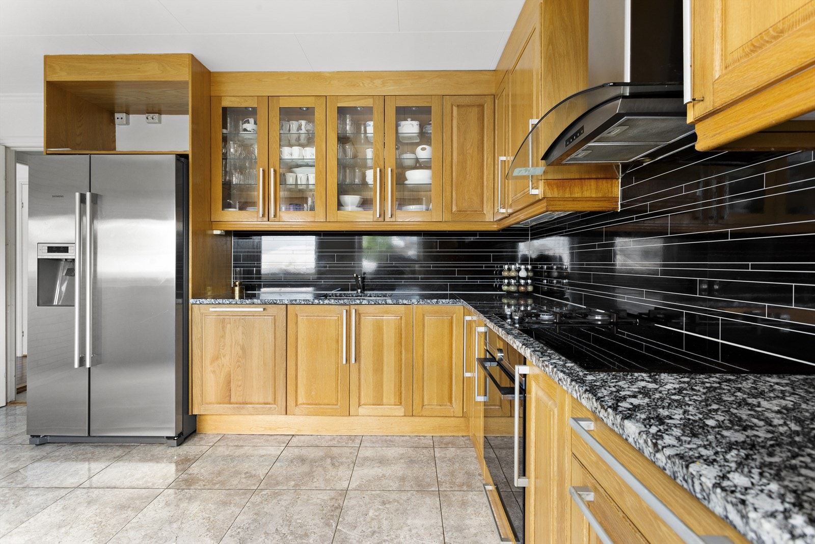 I den første etasjen er det et flott kjøkken og romslig kjøkken. Her har man godt med oppbevaringsplass gjennom skap -og benkeplass som gir gode arbeidsforhold under matlagingen. Galleribilde