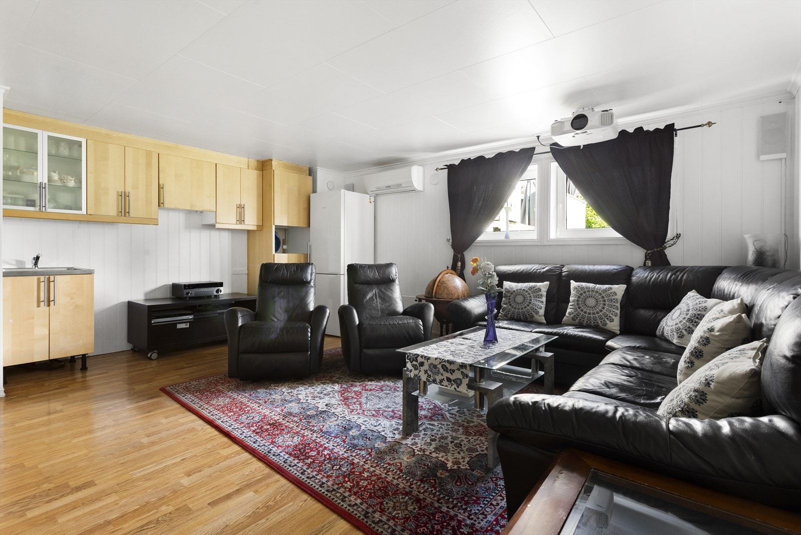 I kjelleren er det også et romslig disponibelt rom som er innredet som en kjellerstue. Galleribilde