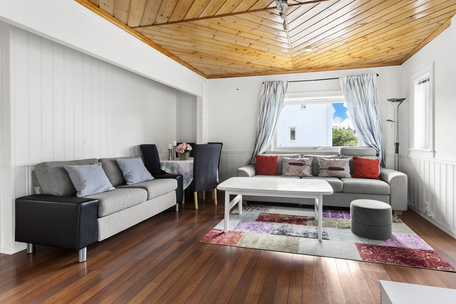 Her får man plass til blant annet sofa, TV m/ TV-bord, spisebord og annen ønskelig innredning. Galleribilde