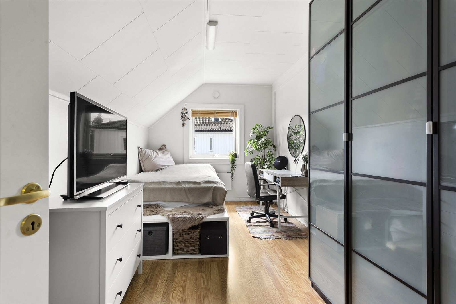 I 2. etasjen av denne delen er det hele 3 soverom, hvorav samtlige har gode innrednings -og oppbevaringsmuligheter Galleribilde