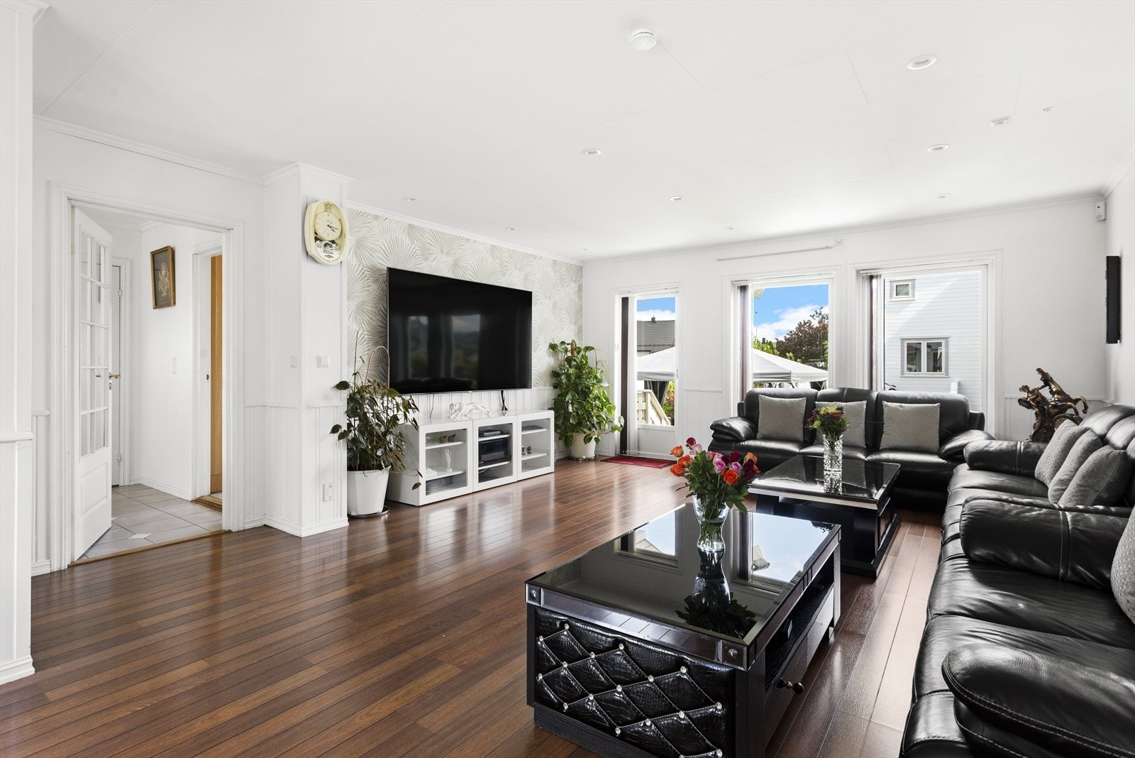 Stuen i den første etasjen fremstår som svært romslig med god plass til ønskelig møblement. Galleribilde