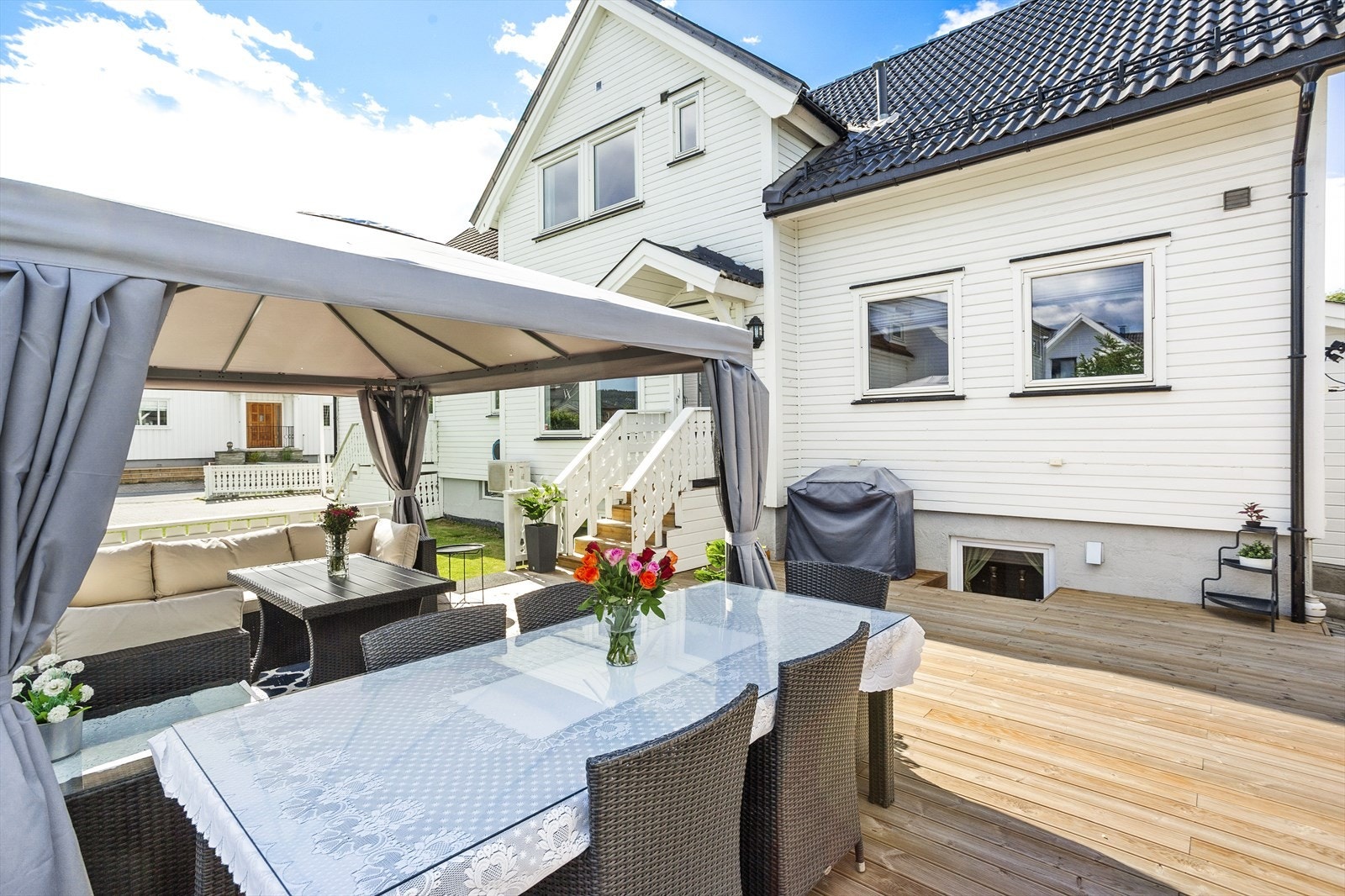 Fra stuen er det direkte utgang til en markterrasse på ca 60kvm. Galleribilde