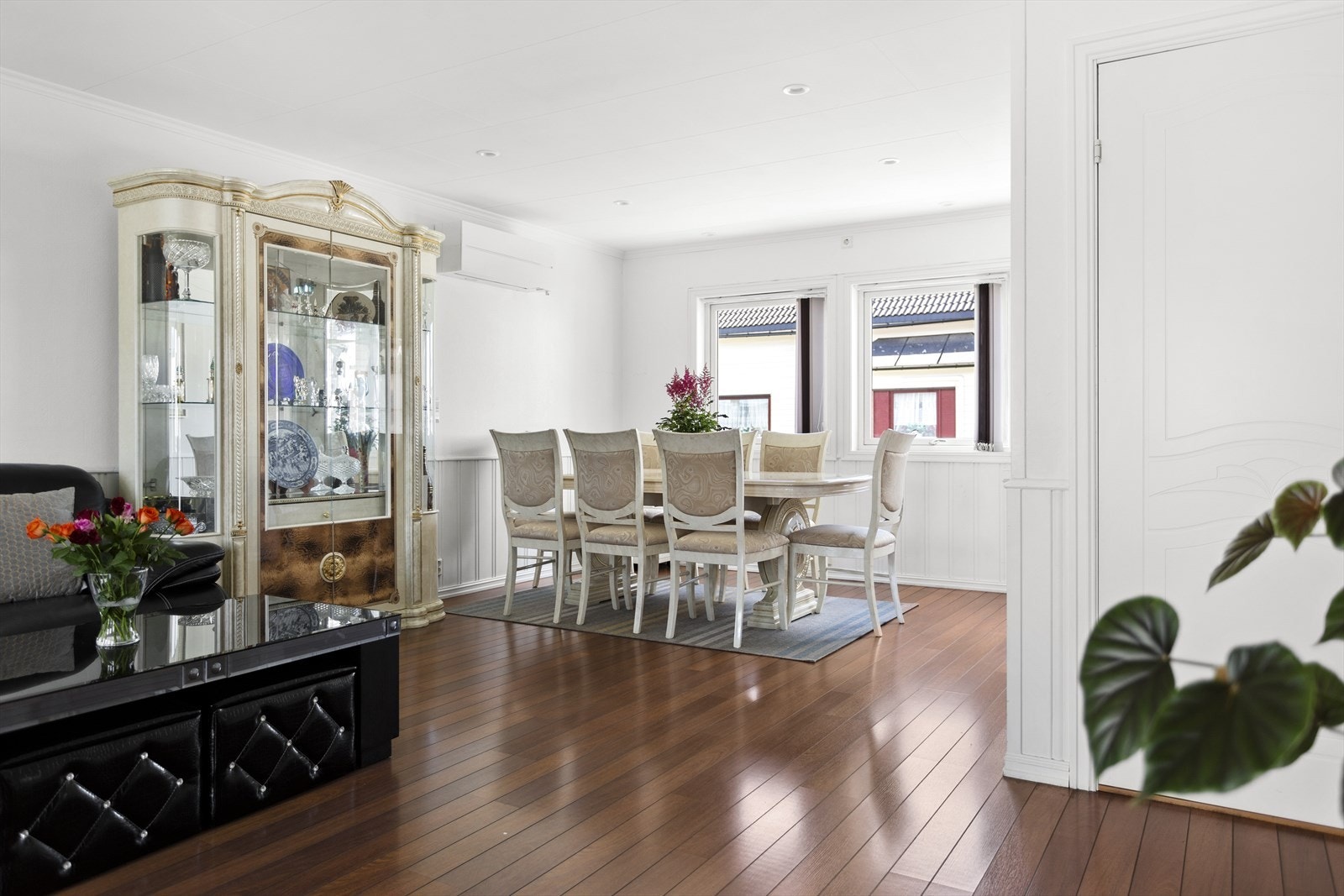 I tillegg til sofa og TV m/ TV-bord er det også rikelig med plass til et spisebord av god størrelse samt skap/hyller for oppbevaring. Galleribilde