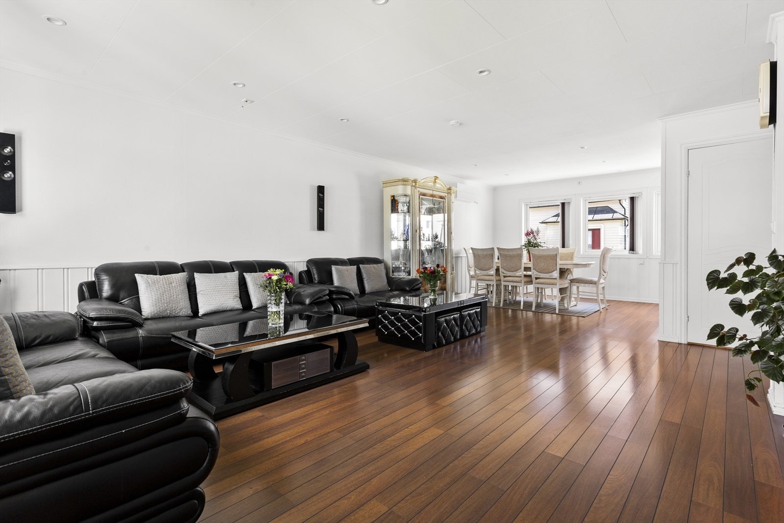 Dette kombinert med hvite overflater gir en lys og luftig romfølelse gjennom hele stuen. Galleribilde