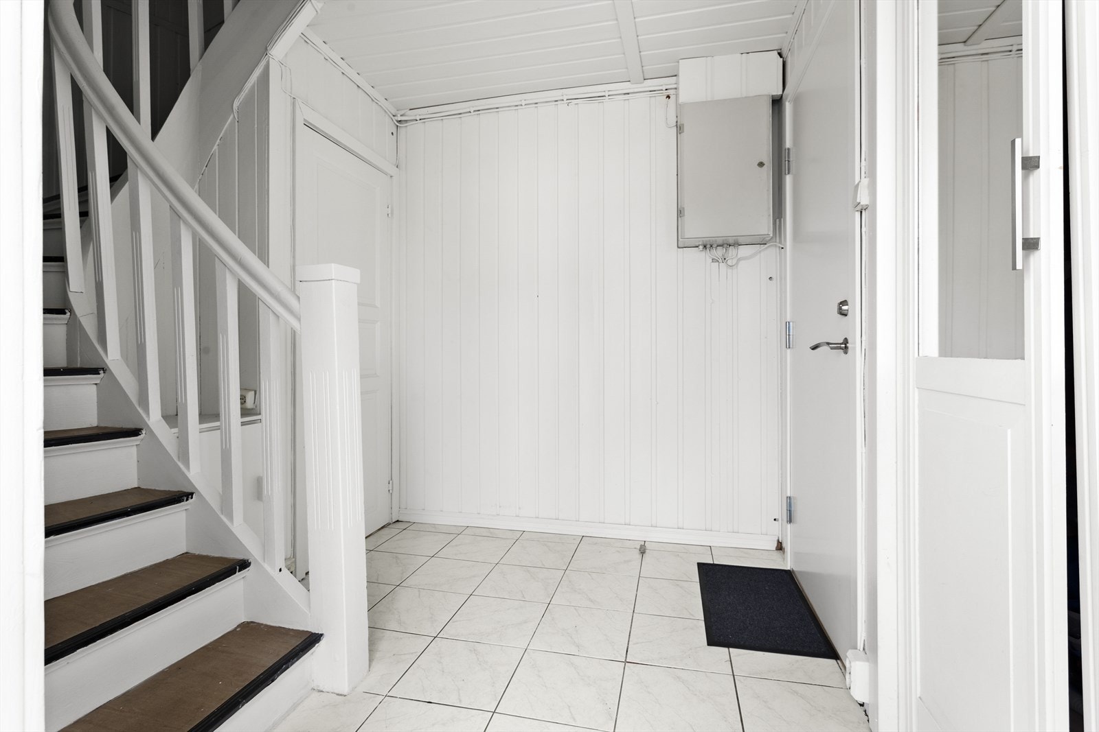 Inn døren ankommer du et vindfang hvor man har tilgang til trappegangen ned til kjelleretasjen samt opp til boligens 2. etasje. Galleribilde