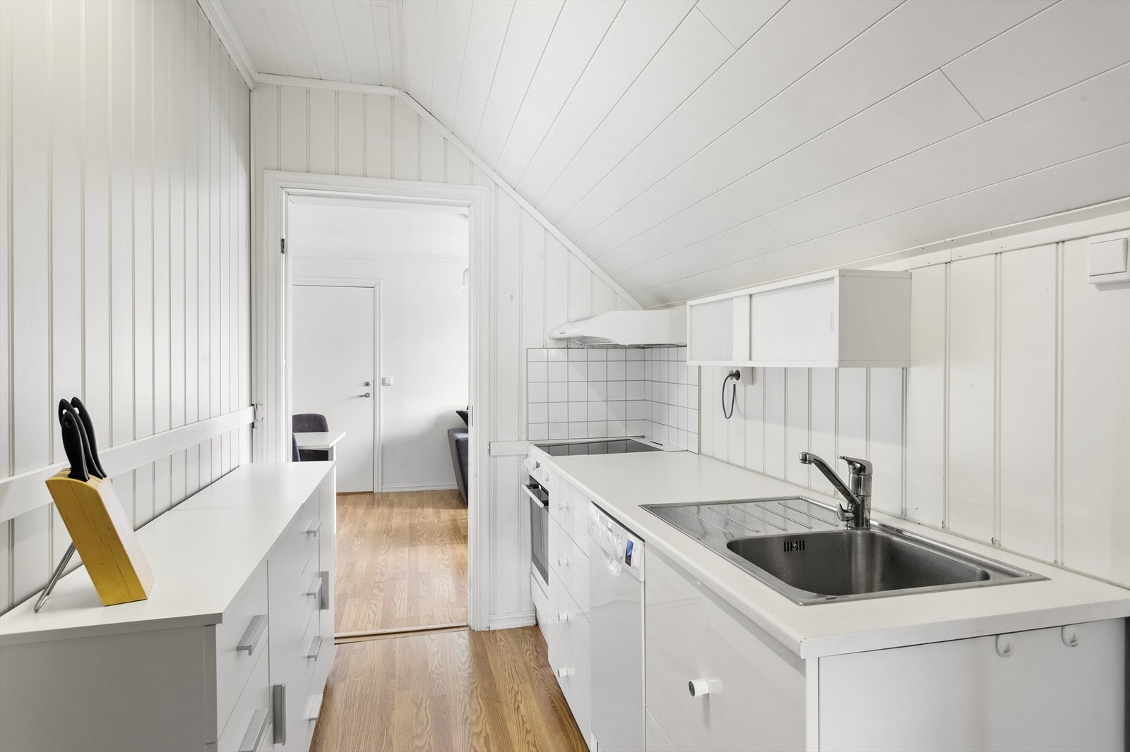 Kjøkkenet i den 2. etasjen har også innredning i en laminert benkeplate med nedfelt oppvaskkum og 1-greps blandebatteri. Galleribilde