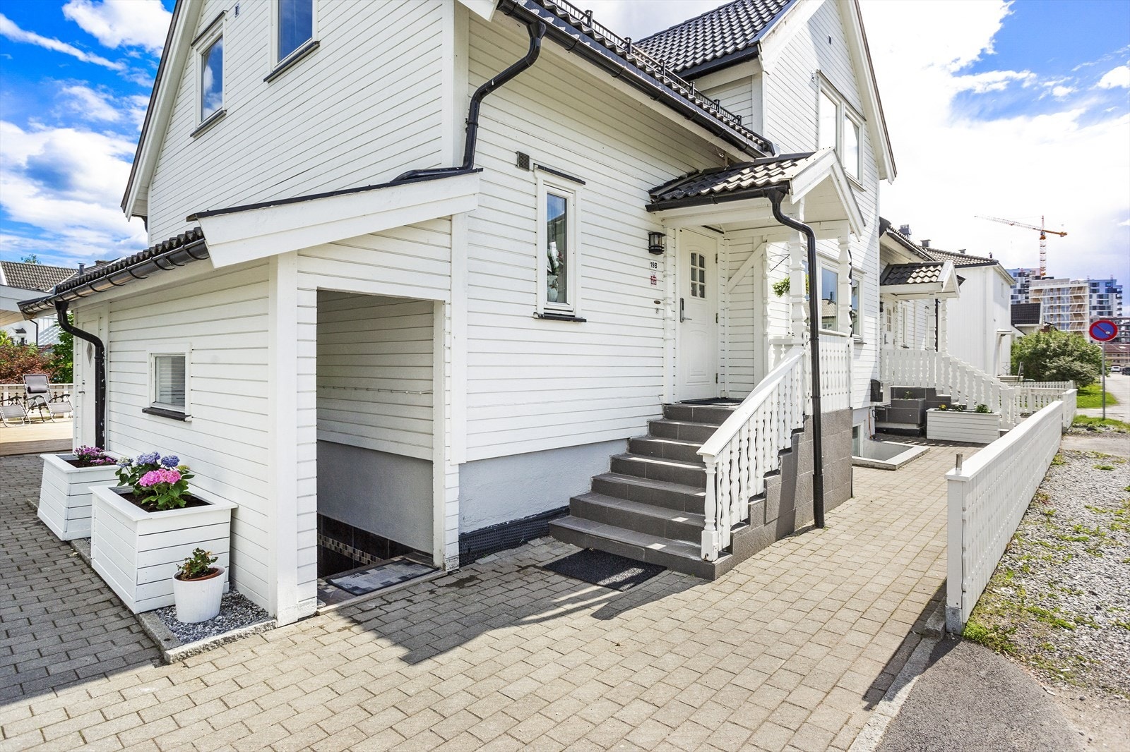 Inngang til 19B og egen inngang til kjelleretg. Galleribilde