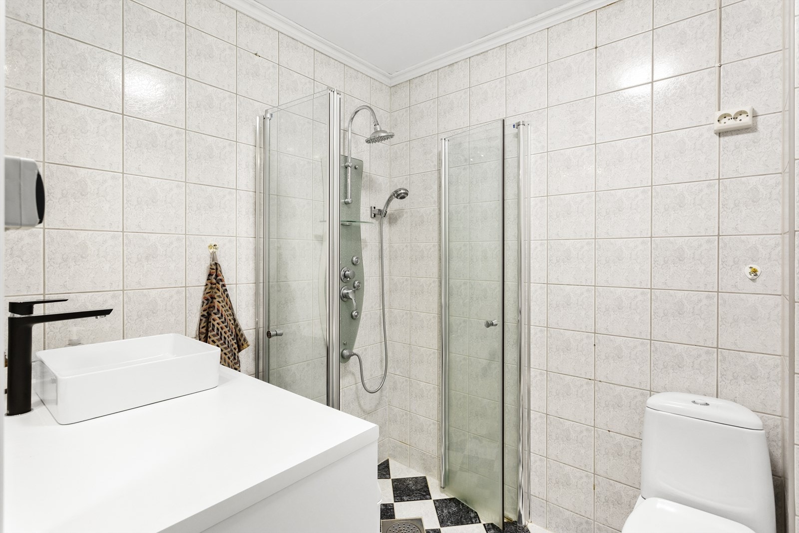 Badet i den 2. etasjen er i god stand og har lyse og tidløse fliser på gulv og vegger. Galleribilde