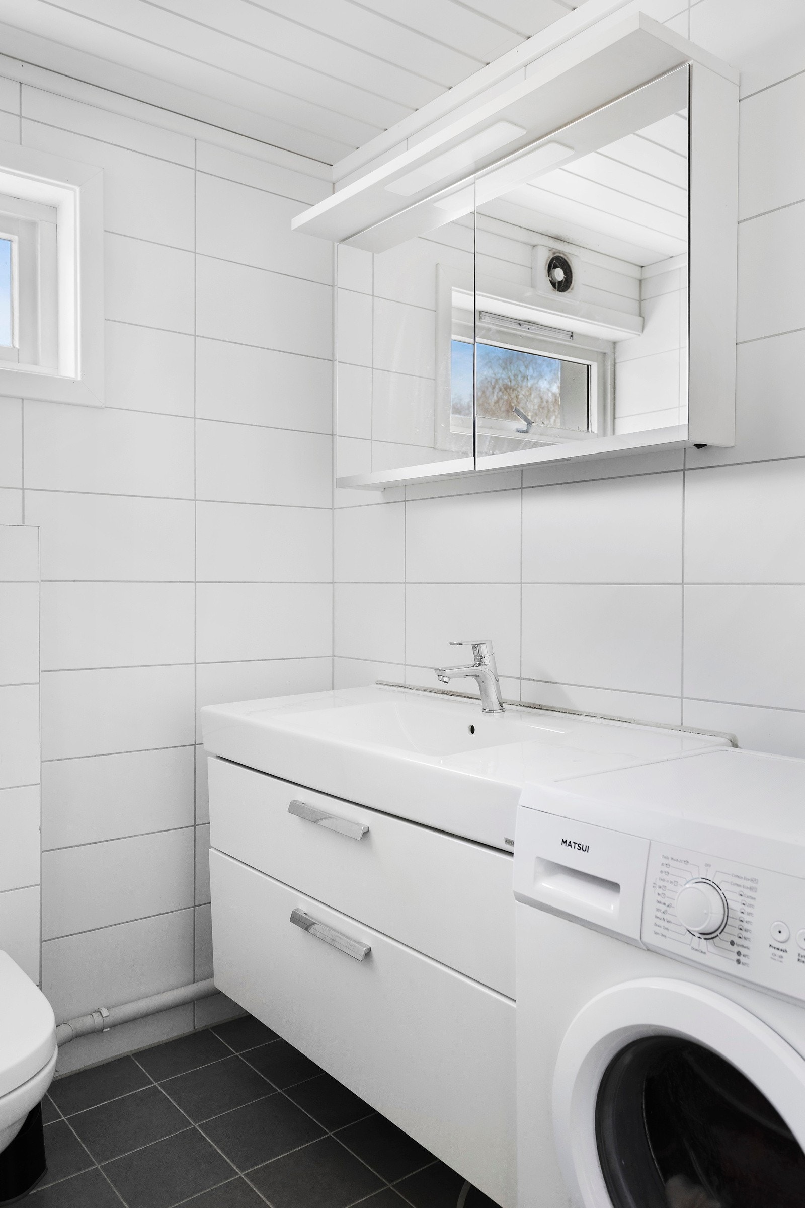 På badet er det opplegg for vaskemaskin. Galleribilde