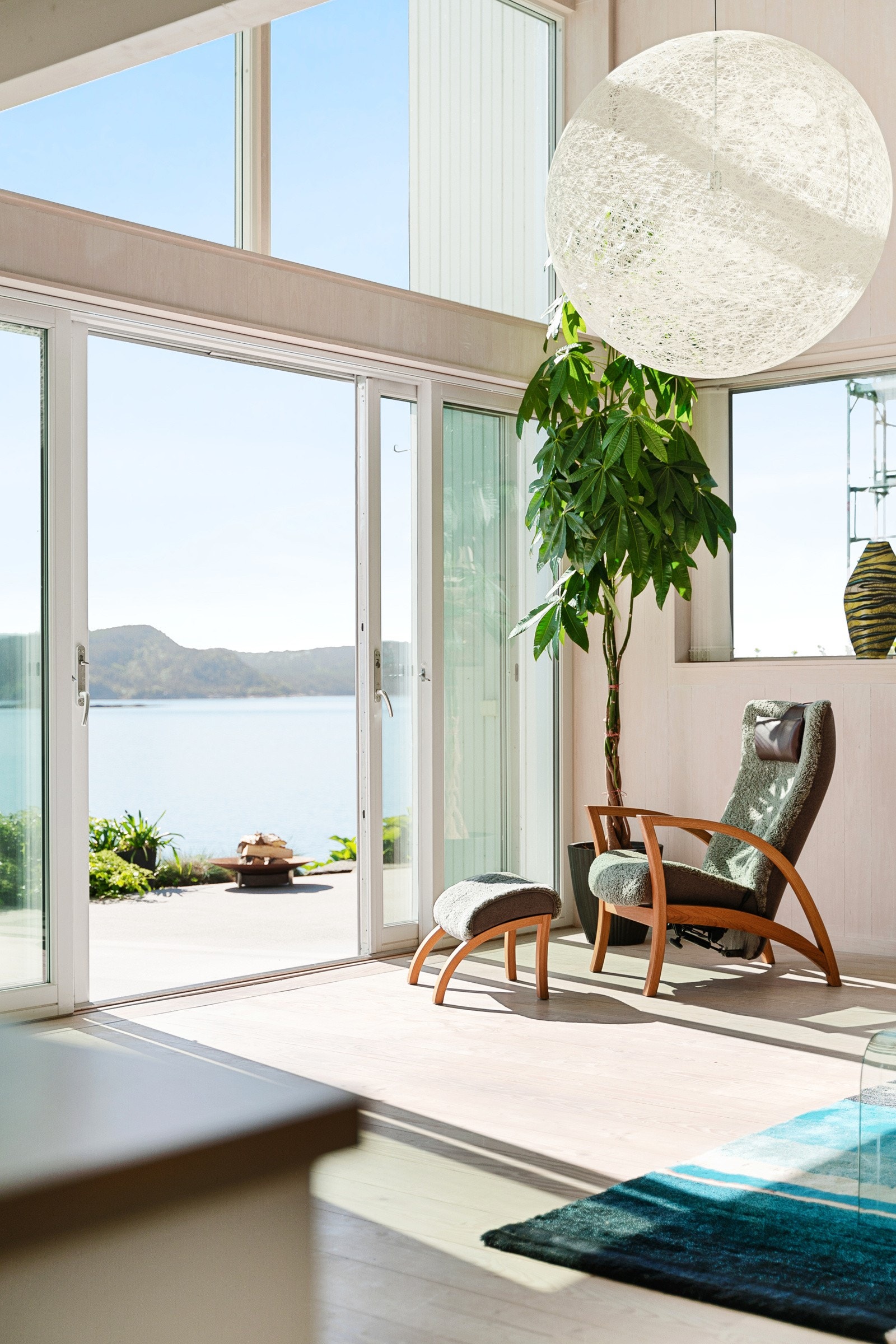 Deler av stuen har himlingen helt opp til mønet. Utgang til terrasse og uteplasser. Galleribilde