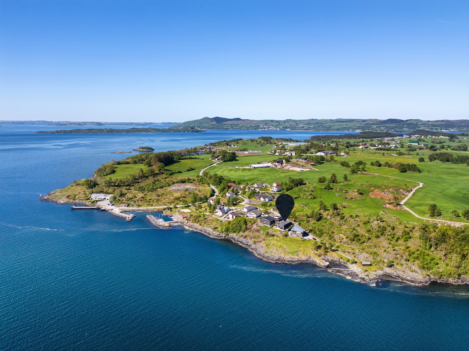 Gåavstand til hurtigbåt som legger til i enden av småbåthavna Galleribilde